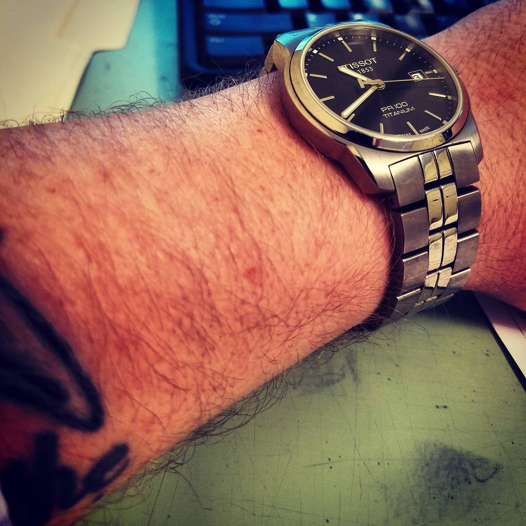 Tissot PR 100 Titanium pe mănă